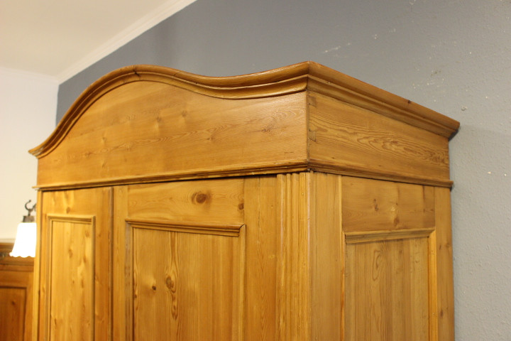Antiker Kleiderschrank, Jugendstil, zweitürig mit Rundbogen (Art.-Nr. 04814)
