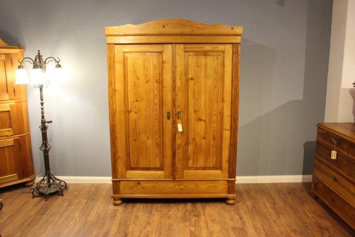 Antiker Kleiderschrank, Jugendstil, zweitürig mit Rundbogen (Art.-Nr.: 04229)