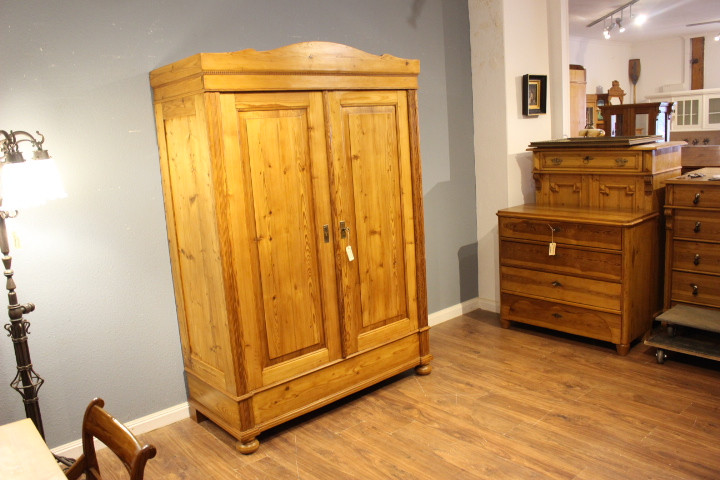 Antiker Kleiderschrank, Jugendstil, zweitürig mit Rundbogen (Art.-Nr. 04229)