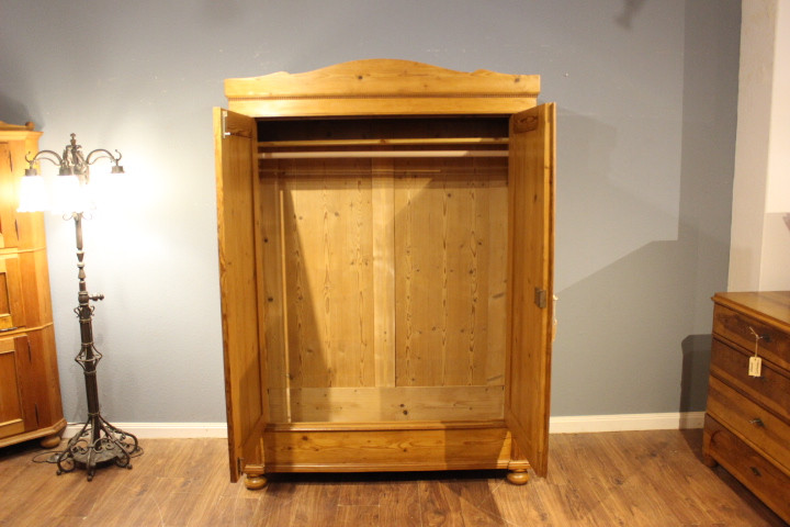 Antiker Kleiderschrank, Jugendstil, zweitürig mit Rundbogen (Art.-Nr. 04229)