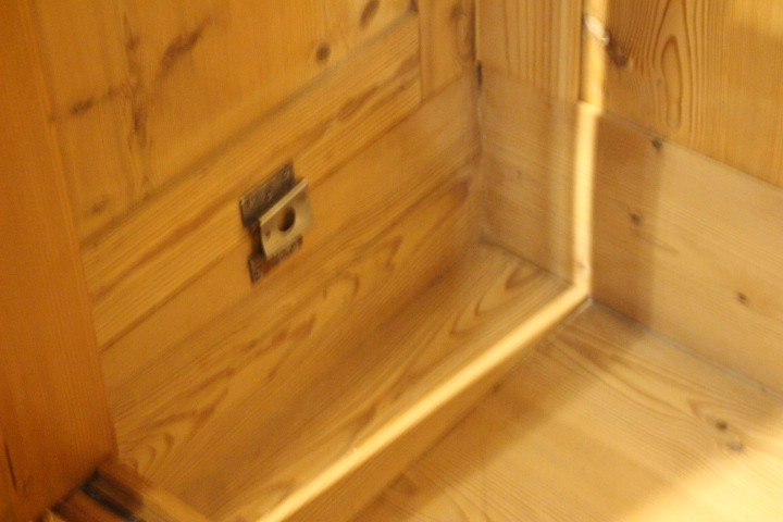 Antiker Kleiderschrank, Jugendstil, zweitürig mit Rundbogen (Art.-Nr. 04229)