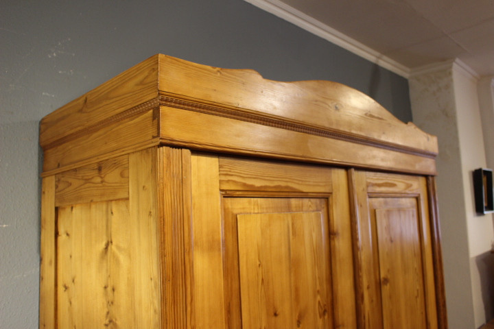 Antiker Kleiderschrank, Jugendstil, zweitürig mit Rundbogen (Art.-Nr. 04229)