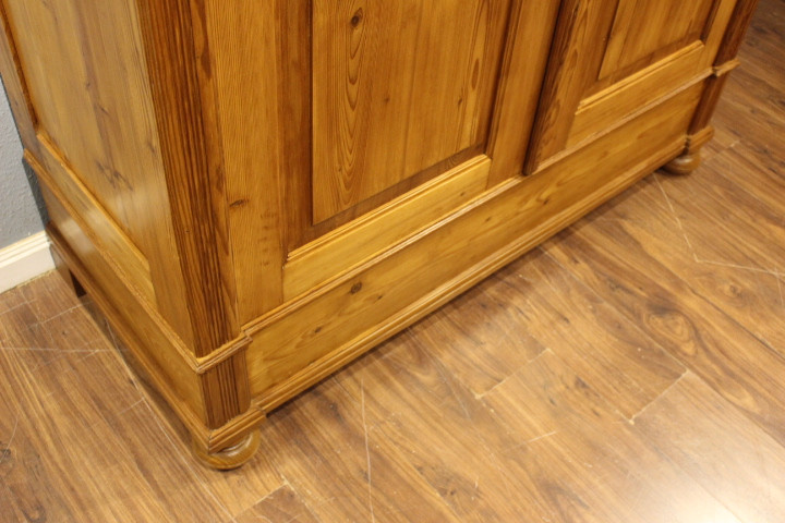 Antiker Kleiderschrank, Jugendstil, zweitürig mit Rundbogen (Art.-Nr. 04229)