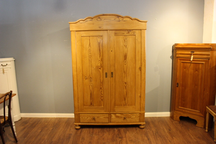Antiker Wäscheschrank, Jugendstil, zweitürig mit Wolkenkopf (Art.-Nr.: 04539)