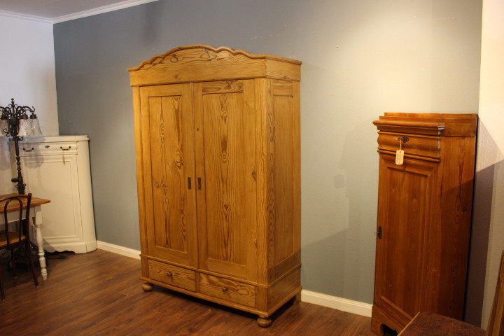 Antiker Wäscheschrank, Jugendstil, zweitürig mit Wolkenkopf (Art.-Nr. 04539)