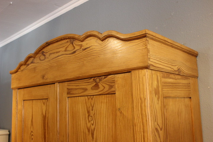Antiker Wäscheschrank, Jugendstil, zweitürig mit Wolkenkopf (Art.-Nr. 04539)
