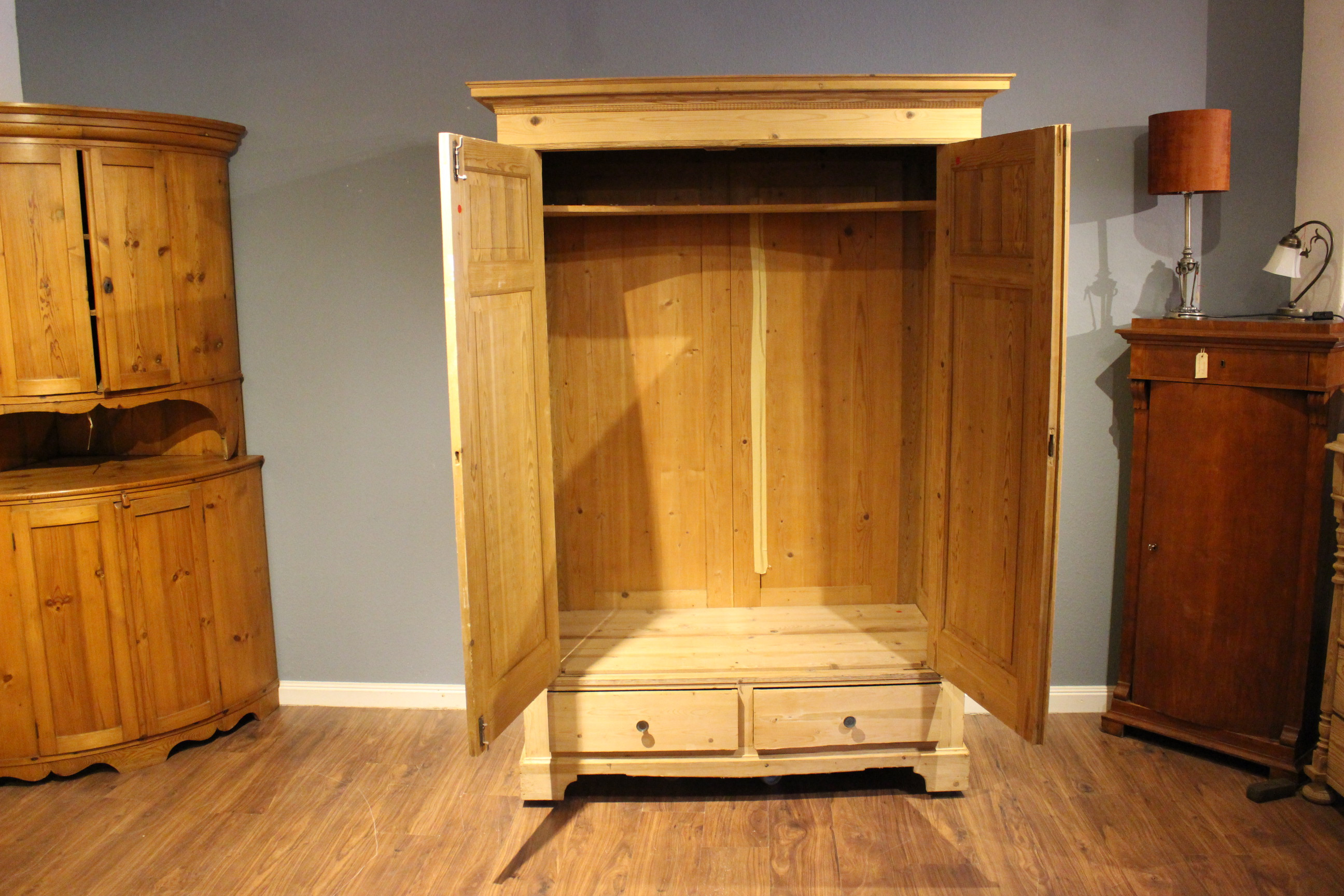 antiker Kleiderschrank, Kiefer, Jugendstil, zweitürig (Art.-Nr. 03884)