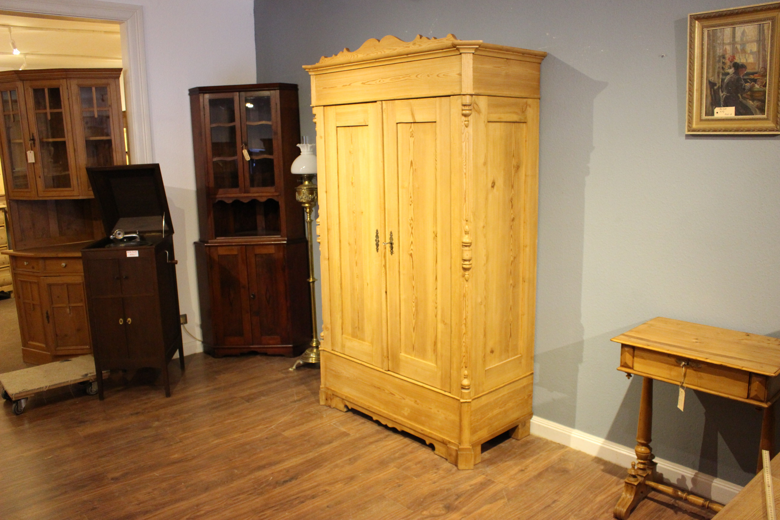 antiker Kleiderschrank, Kiefer, Louis Philippe-Stil, zweitürig (Art.-Nr. 03616)