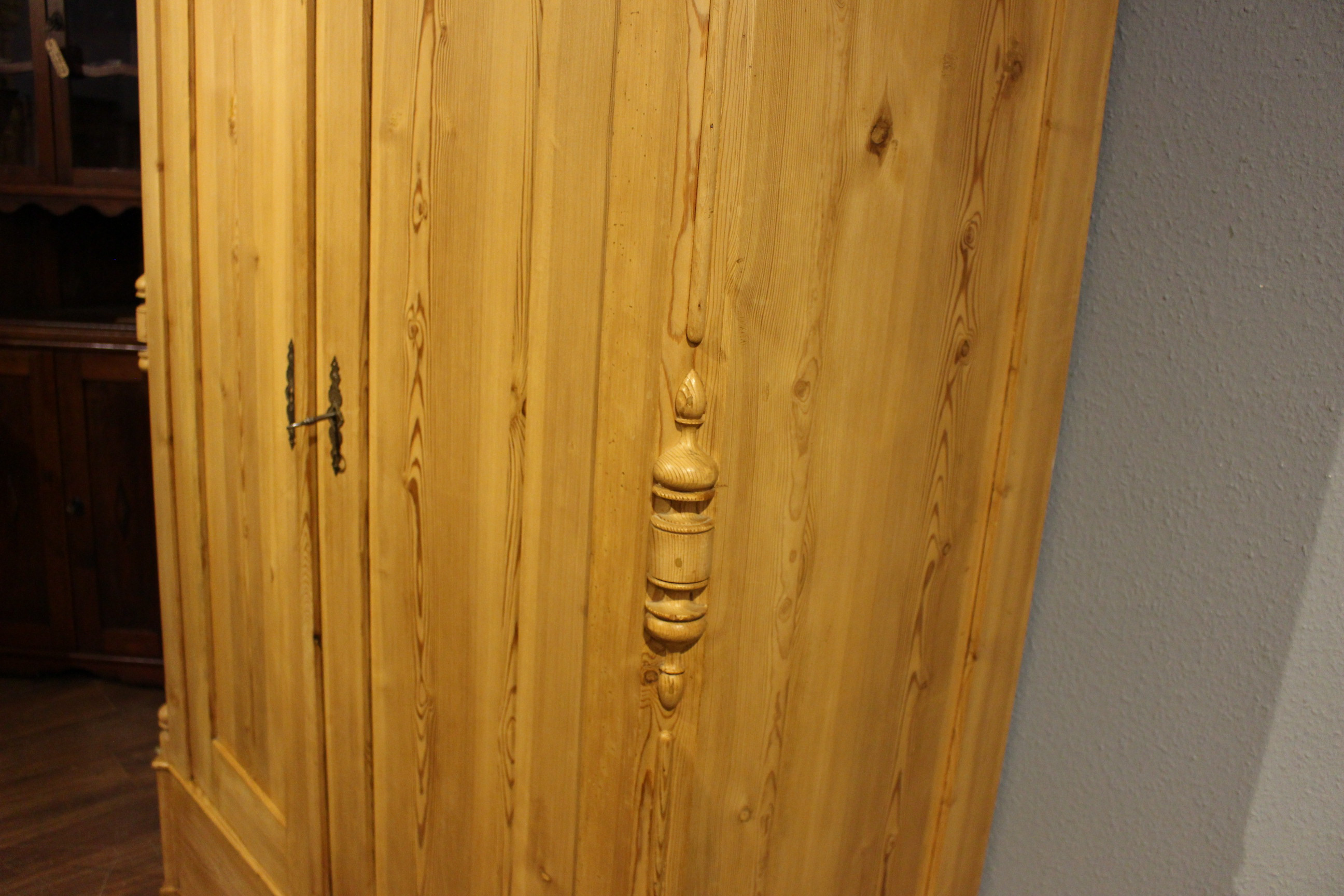 antiker Kleiderschrank, Kiefer, Louis Philippe-Stil, zweitürig (Art.-Nr. 03616)