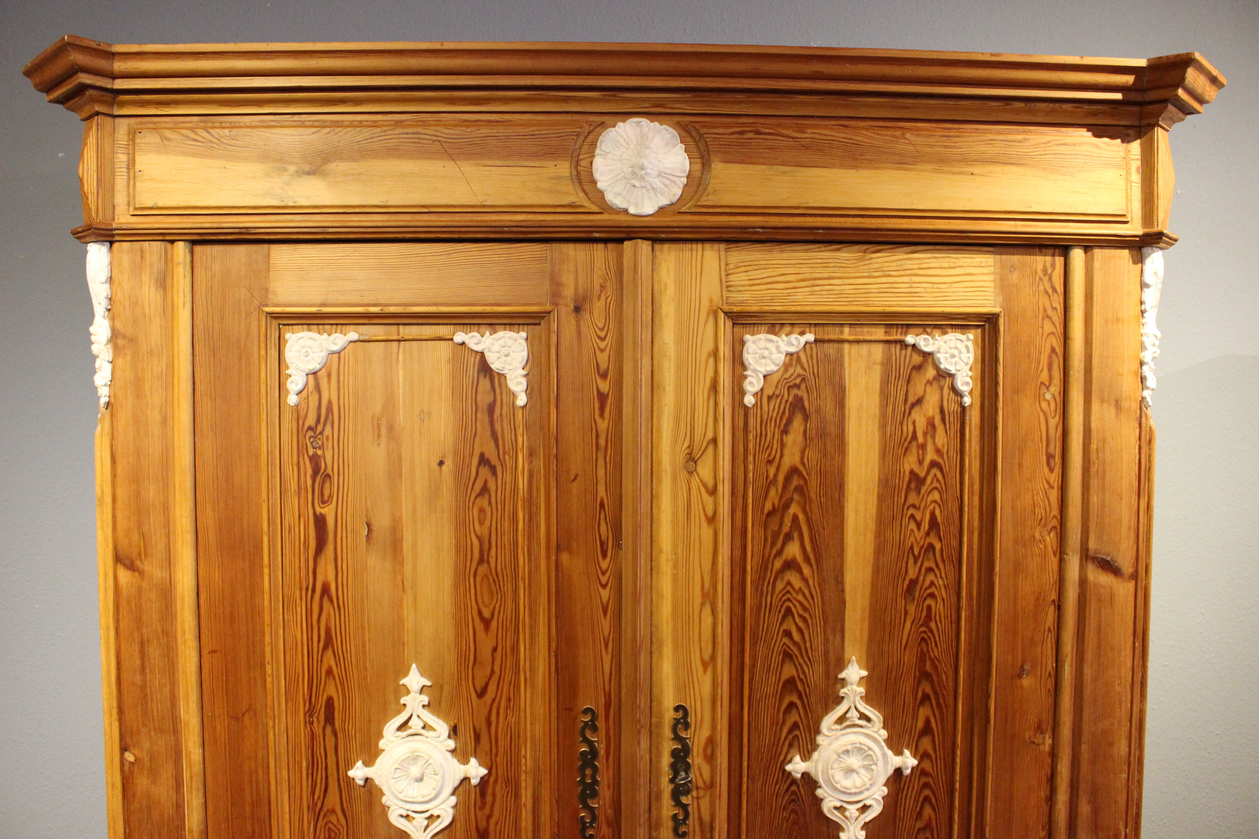 antiker Kleiderschrank, Kiefer, Louis Philippe, zweitürig. (Art.-Nr. 03558)