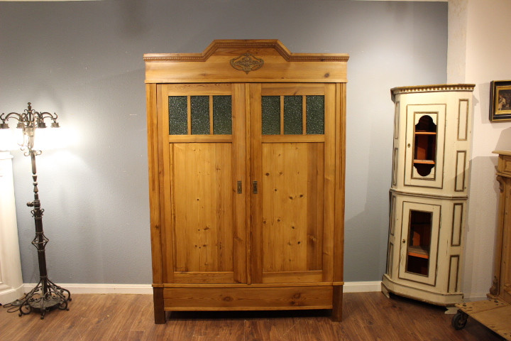 antiker Kleiderschrank, Kiefer gelaugt, Jugendstil zweitürig (Art.-Nr.: 04033)