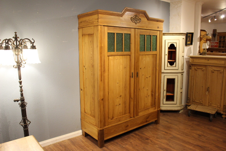 antiker Kleiderschrank, Kiefer gelaugt, Jugendstil zweitürig (Art.-Nr. 04033)