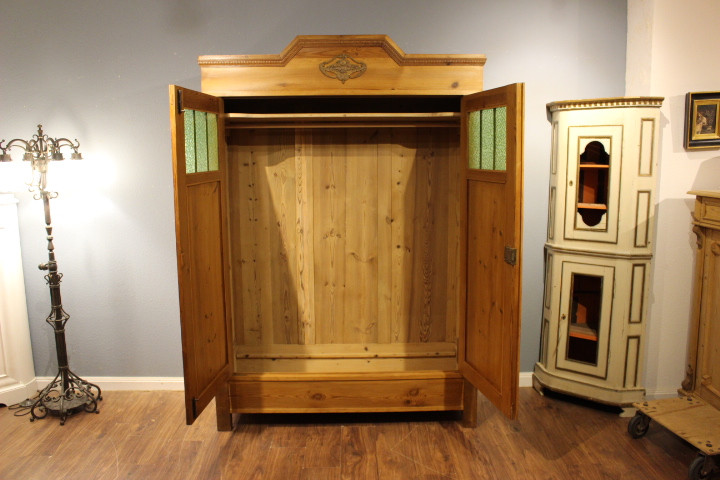 antiker Kleiderschrank, Kiefer gelaugt, Jugendstil zweitürig (Art.-Nr. 04033)