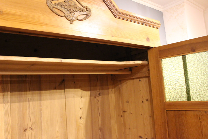 antiker Kleiderschrank, Kiefer gelaugt, Jugendstil zweitürig (Art.-Nr. 04033)