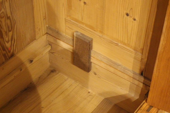 antiker Kleiderschrank, Kiefer gelaugt, Jugendstil zweitürig (Art.-Nr. 04033)