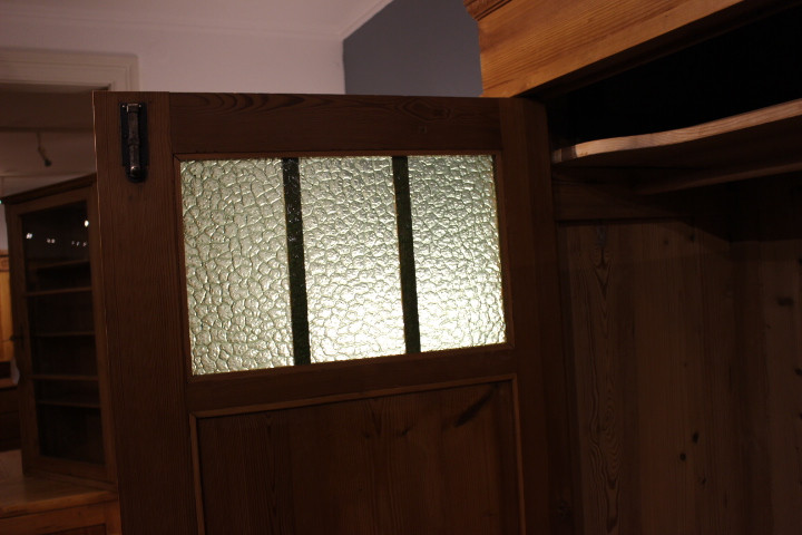 antiker Kleiderschrank, Kiefer gelaugt, Jugendstil zweitürig (Art.-Nr. 04033)