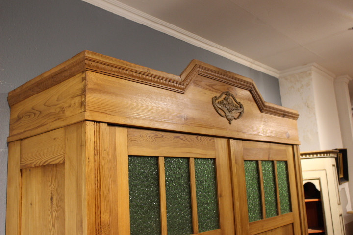 antiker Kleiderschrank, Kiefer gelaugt, Jugendstil zweitürig (Art.-Nr. 04033)