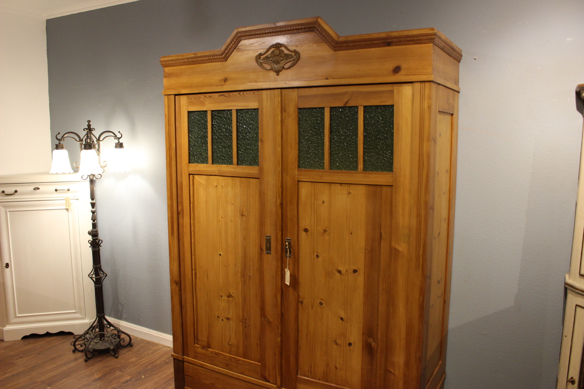 antiker Kleiderschrank, Kiefer gelaugt, Jugendstil zweitürig (Art.-Nr. 04033)