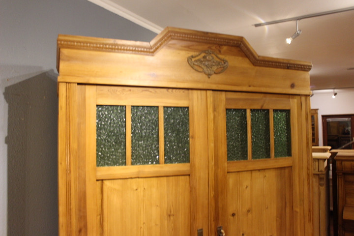 antiker Kleiderschrank, Kiefer gelaugt, Jugendstil zweitürig (Art.-Nr. 04033)