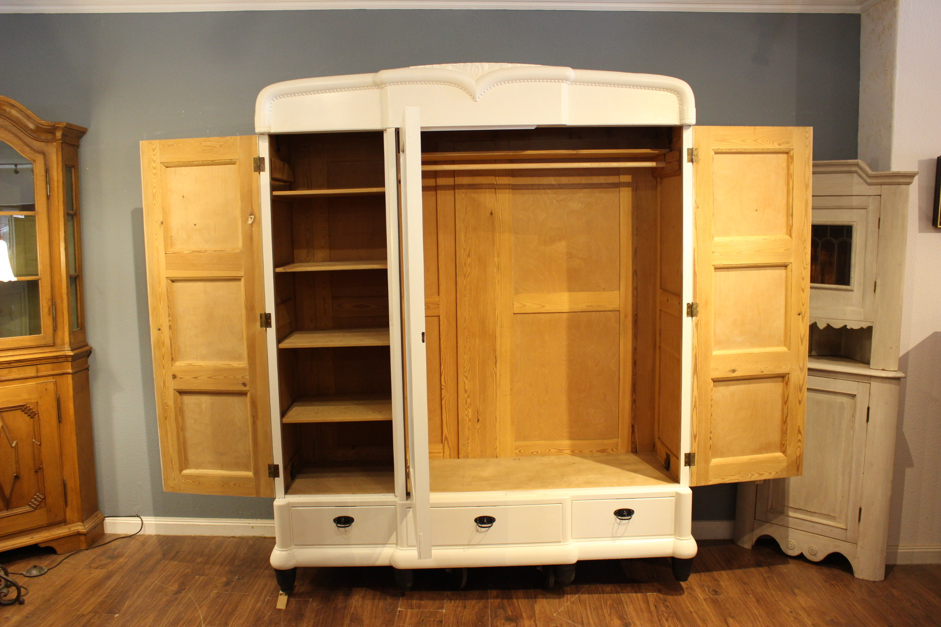 Antiker Kleiderschrank, Wäscheschrank dreitürig Art déco (Art.-Nr. 05217)