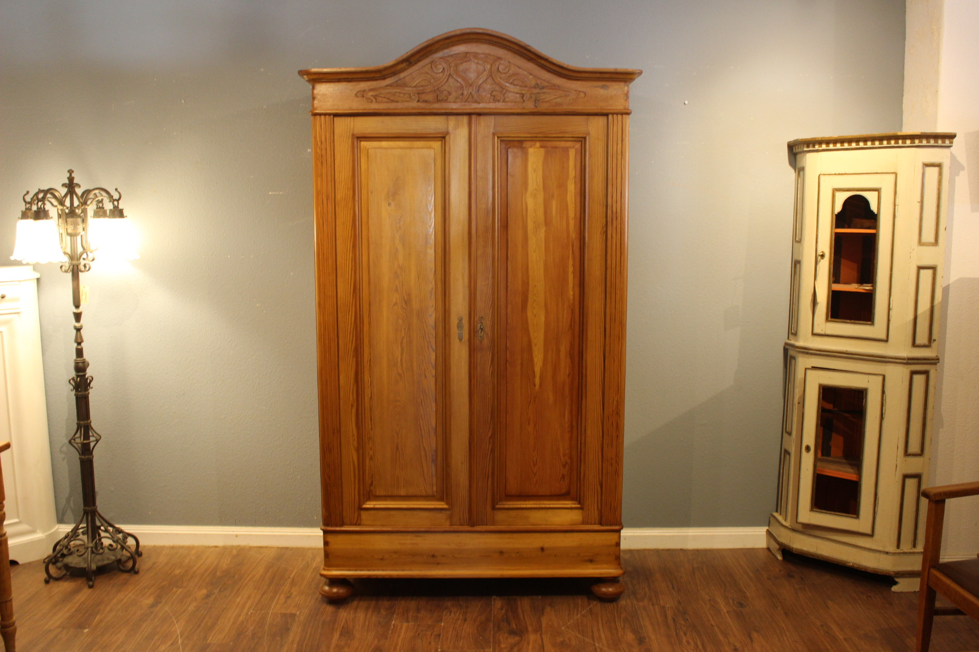Antiker Kleiderschrank, zweitürig mit Rundbogen, Jugendstil