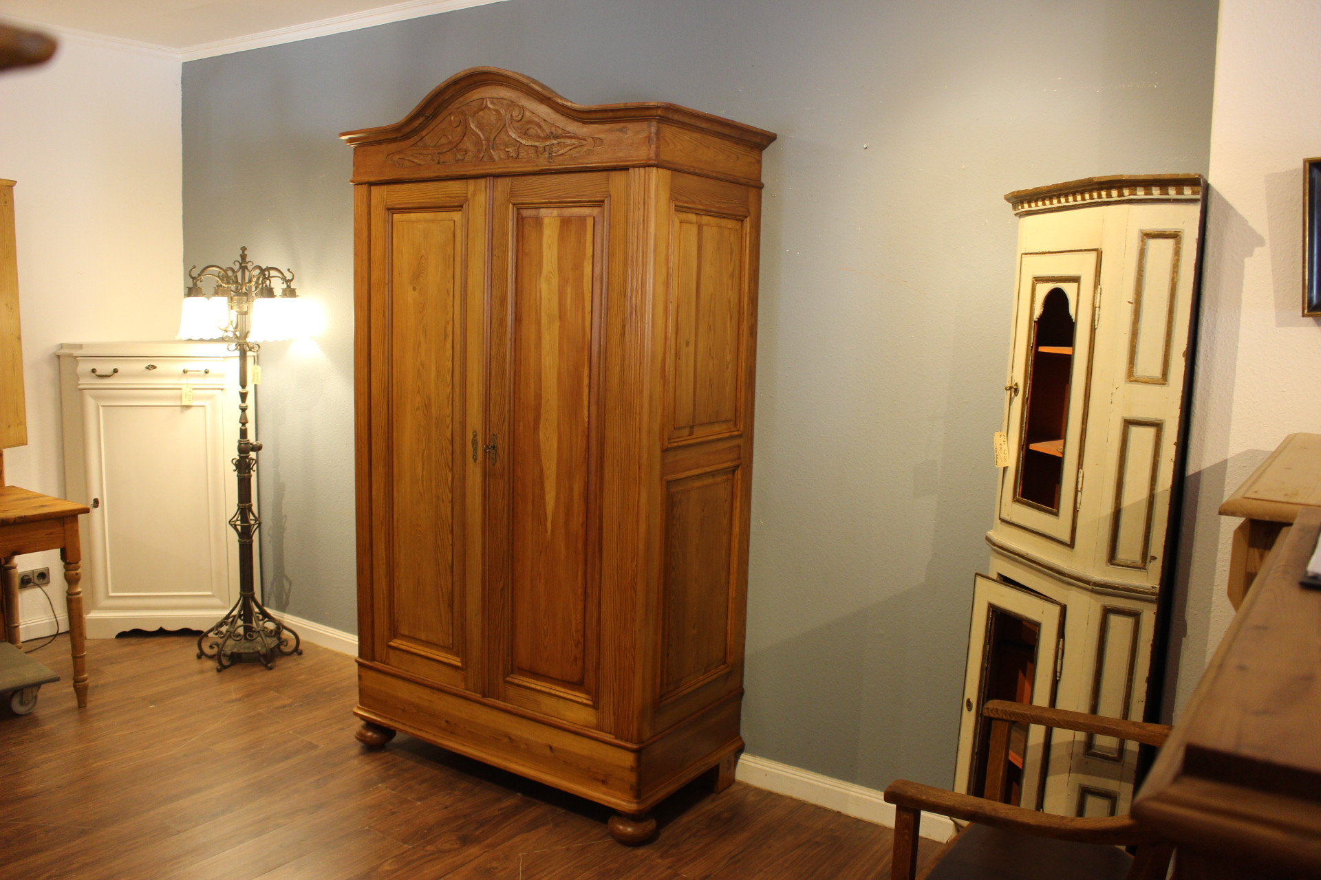 Antiker Kleiderschrank, zweitürig mit Rundbogen, Jugendstil (Art.-Nr. 04781)