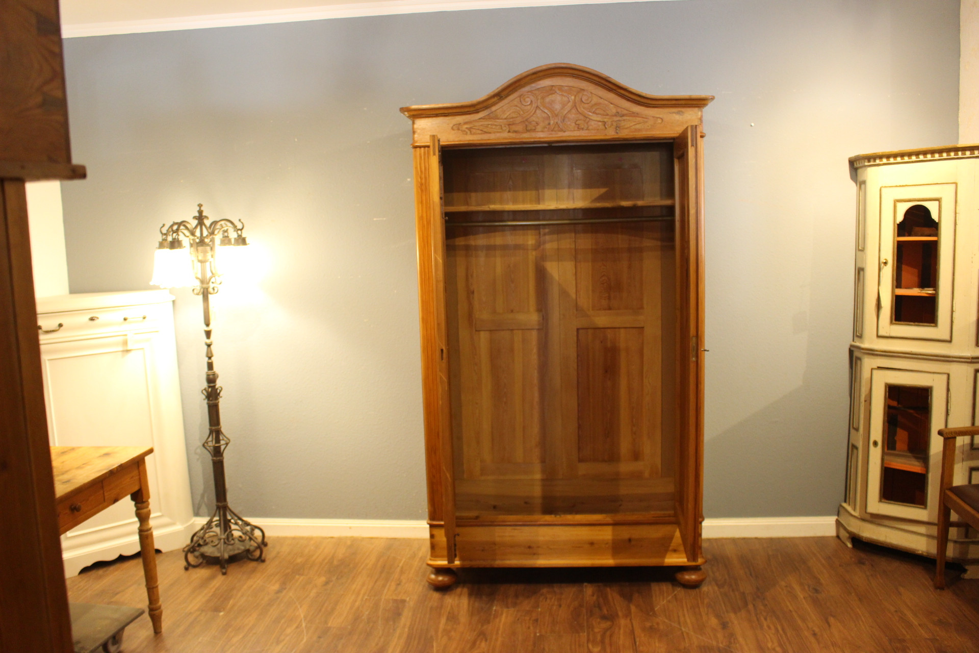 Antiker Kleiderschrank, zweitürig mit Rundbogen, Jugendstil (Art.-Nr. 04781)