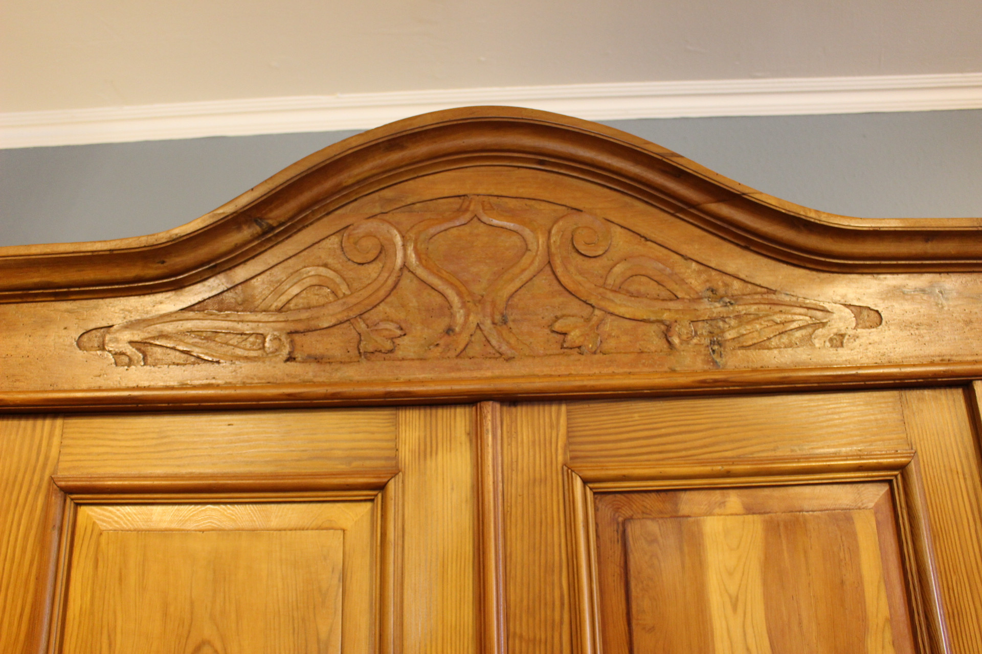 Antiker Kleiderschrank, zweitürig mit Rundbogen, Jugendstil (Art.-Nr. 04781)