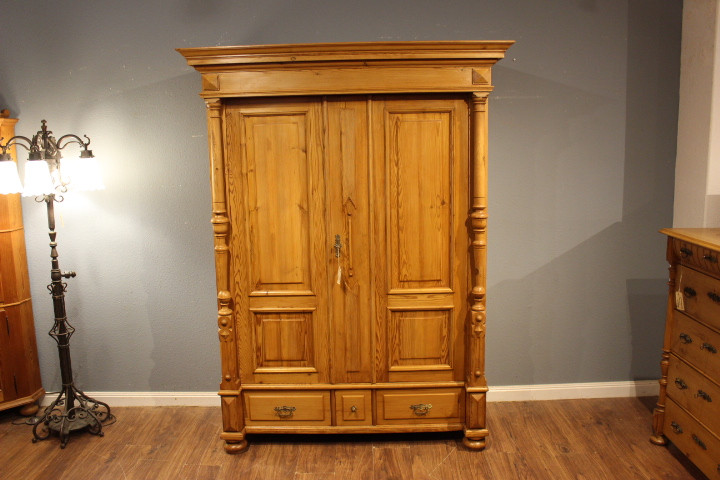 antiker Kleiderschrank aus der Gründerzeit mit Säulen (Art.-Nr. 04232)