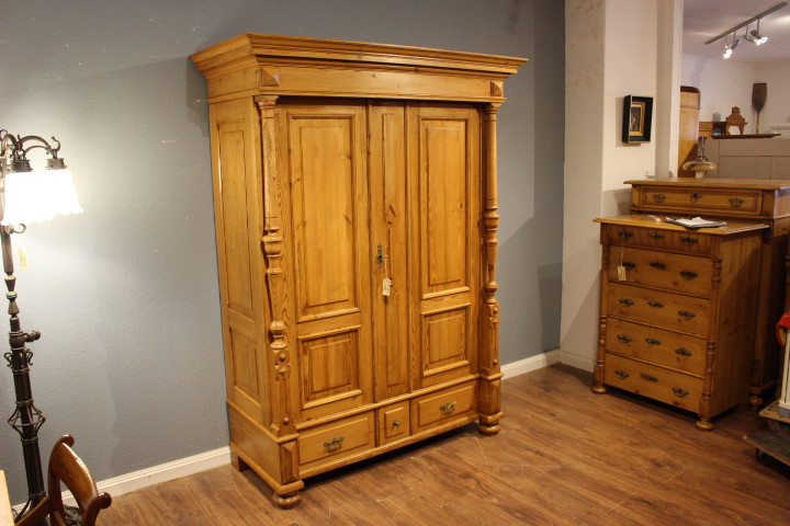 antiker Kleiderschrank aus der Gründerzeit mit Säulen (Art.-Nr.: 04232)