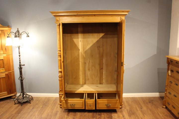 antiker Kleiderschrank aus der Gründerzeit mit Säulen (Art.-Nr. 04232)