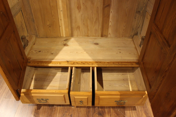 antiker Kleiderschrank aus der Gründerzeit mit Säulen (Art.-Nr. 04232)