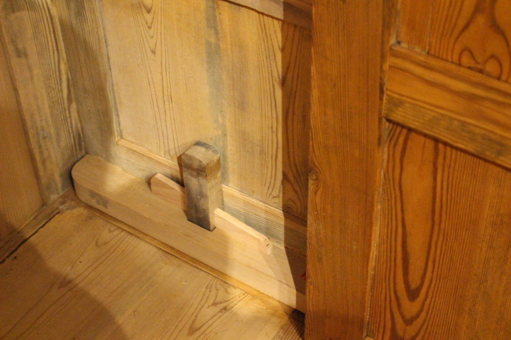 antiker Kleiderschrank aus der Gründerzeit mit Säulen (Art.-Nr. 04232)