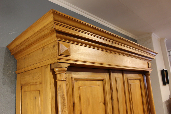 antiker Kleiderschrank aus der Gründerzeit mit Säulen (Art.-Nr. 04232)