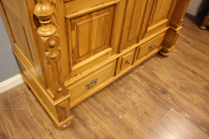 antiker Kleiderschrank aus der Gründerzeit mit Säulen (Art.-Nr. 04232)