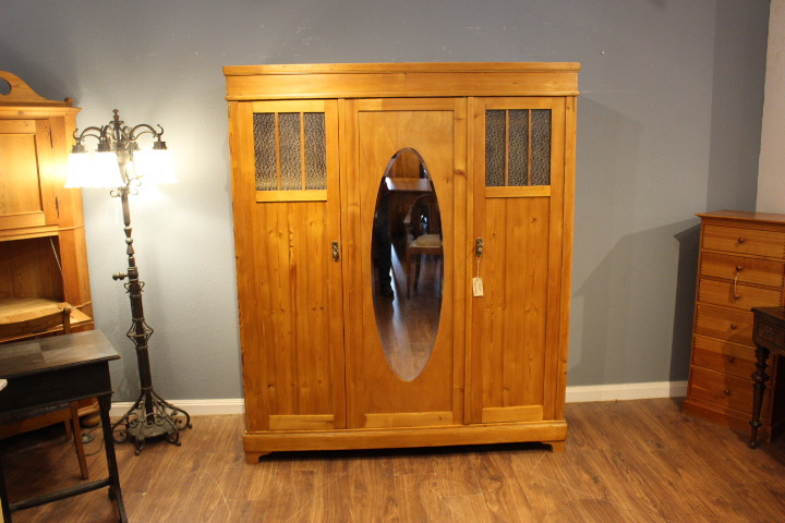 Antiker Kleiderschrank dreitürig Kiefer Art déco (Art.-Nr.: 04935)