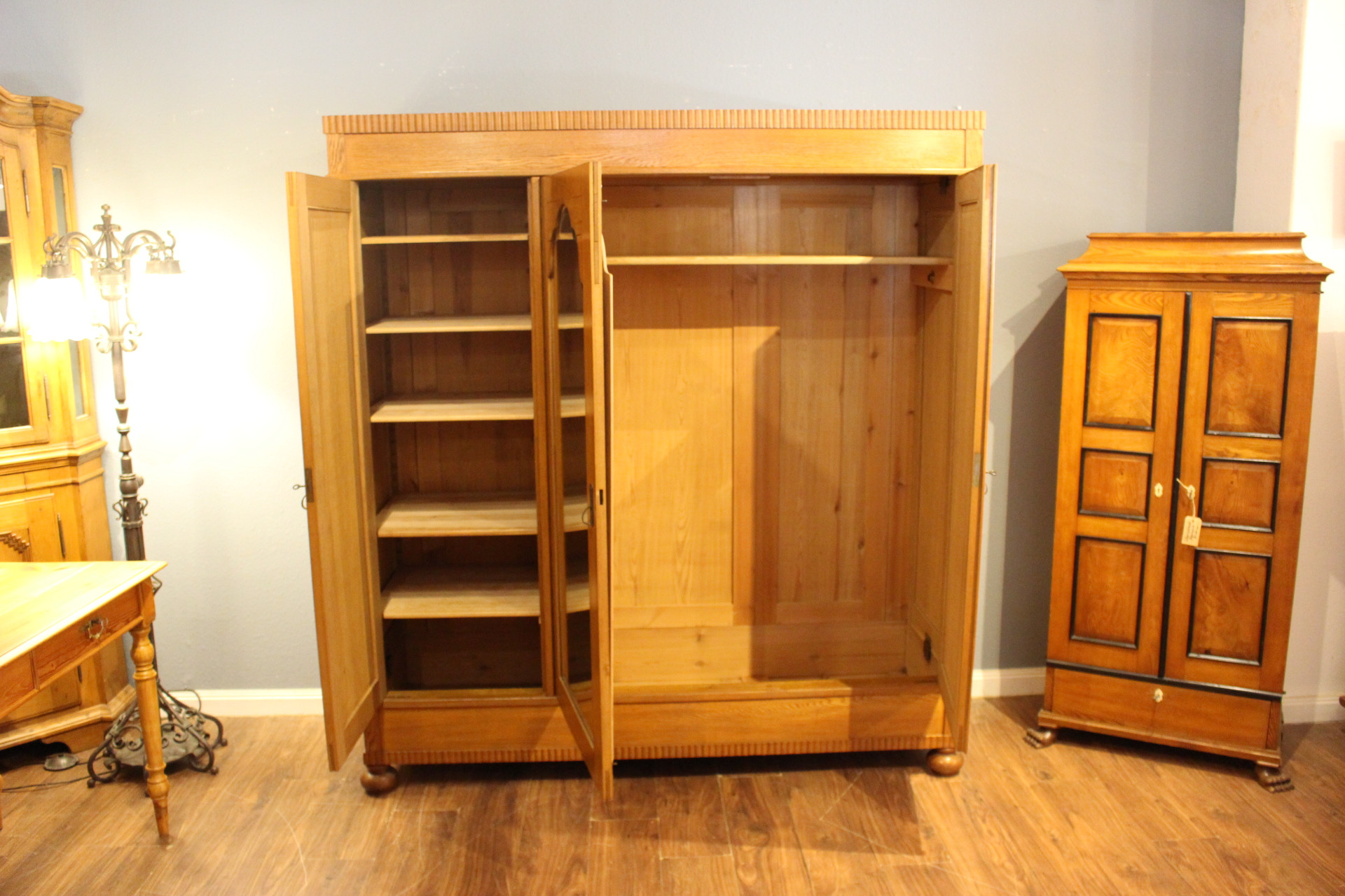 Antiker Kleiderschrank dreitürig Eiche Art déco (Art.-Nr. 05151)