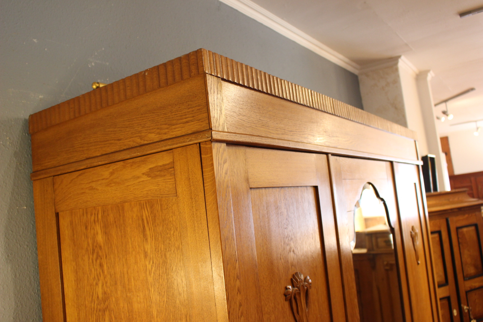 Antiker Kleiderschrank dreitürig Eiche Art déco (Art.-Nr. 05151)