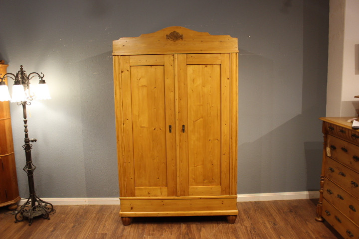 Antiker Kleiderschrank mit Rundbogen, Jugendstil (Art.-Nr.: 05105)