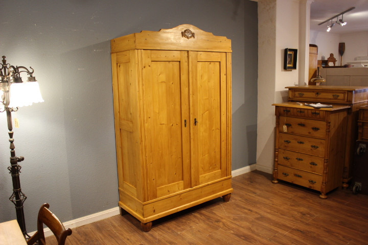 Antiker Kleiderschrank mit Rundbogen, Jugendstil (Art.-Nr. 05105)