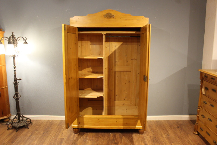 Antiker Kleiderschrank mit Rundbogen, Jugendstil (Art.-Nr. 05105)