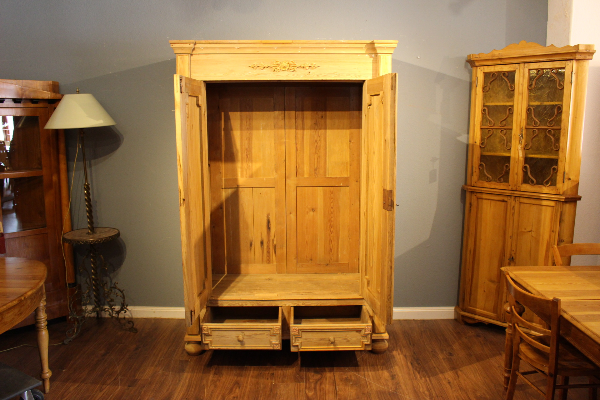 antiker Kleiderschrank mit Säulen aus dem Historismus (Art.-Nr. 04504)