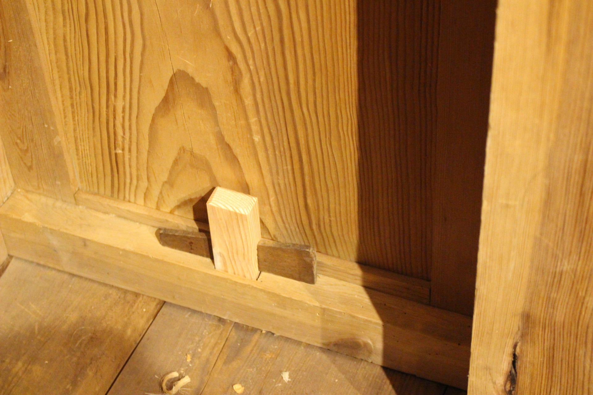 antiker Kleiderschrank mit Säulen aus dem Historismus (Art.-Nr. 04504)
