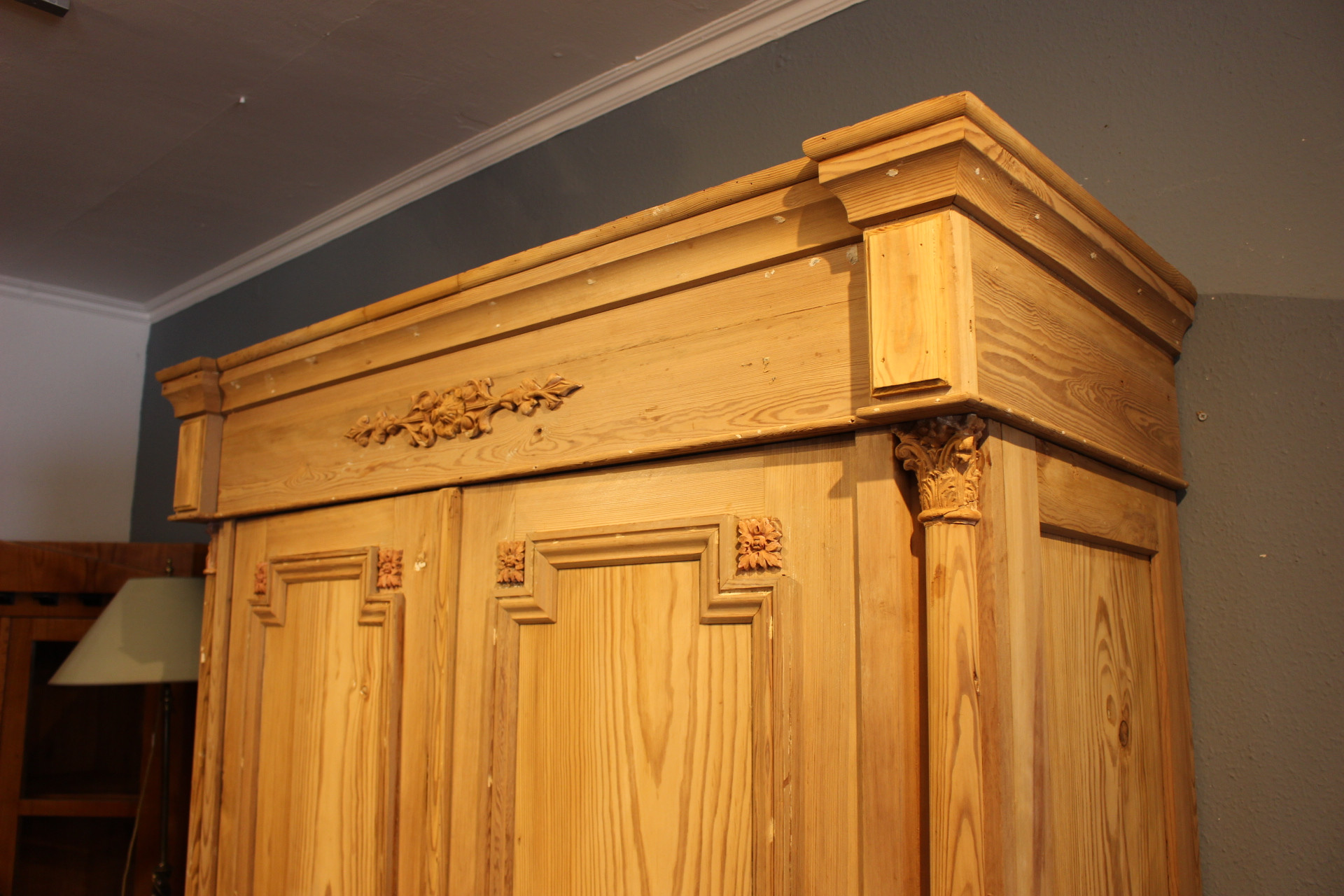 antiker Kleiderschrank mit Säulen aus dem Historismus (Art.-Nr. 04504)