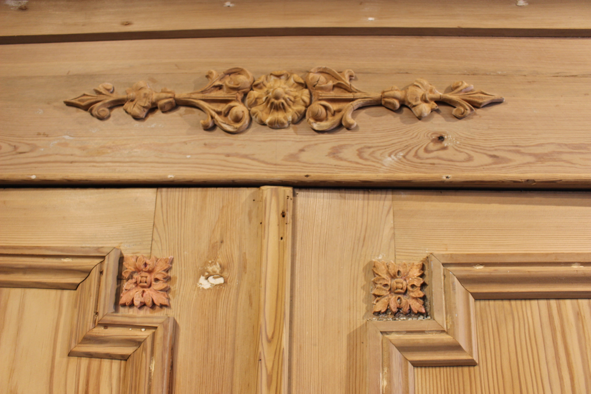 antiker Kleiderschrank mit Säulen aus dem Historismus (Art.-Nr. 04504)