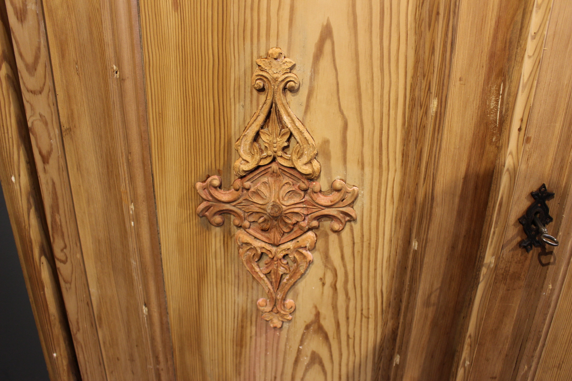 antiker Kleiderschrank mit Säulen aus dem Historismus (Art.-Nr. 04504)