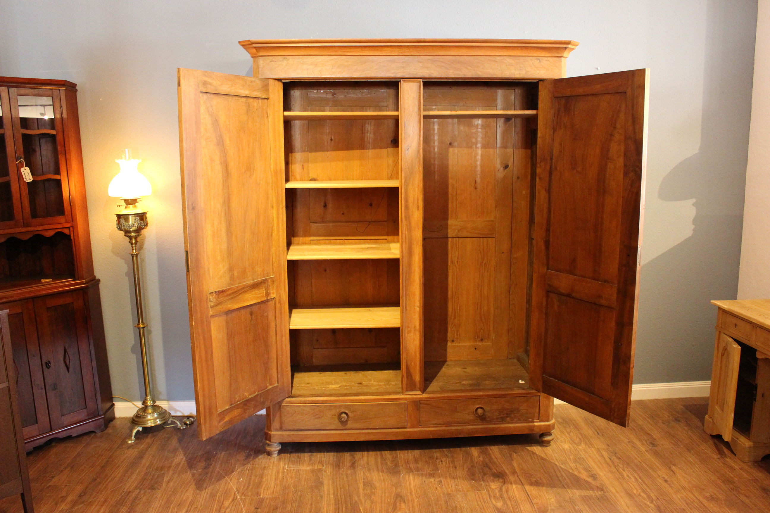 Antiker Kleiderschrank Wäscheschrank, Nußbaum, Louis Philippe (Art.-Nr. 03620)