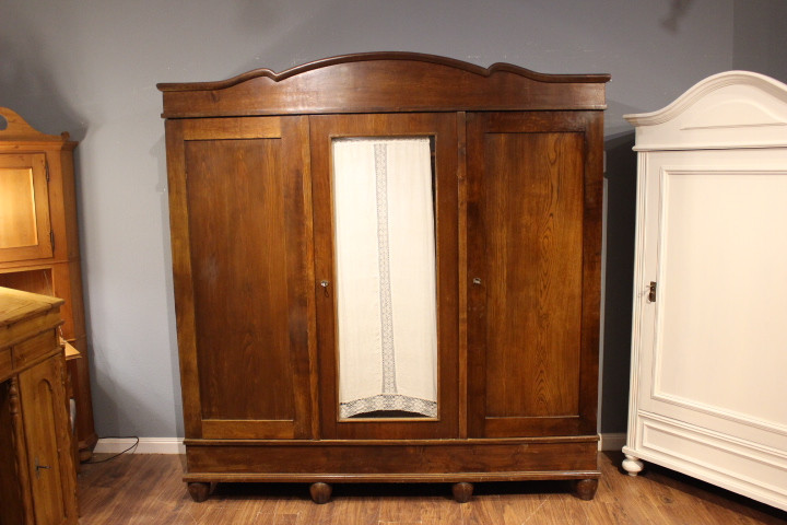 Antiker Schrank mit Wolkenkopf, 20er Jahre (Art.-Nr.: 05097)