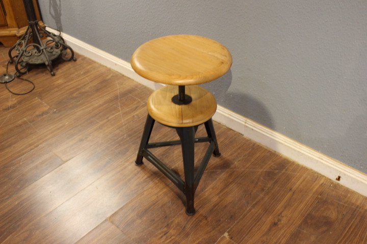Antiker Werkstatthocker, Bauhaus (Art.-Nr. 05183)