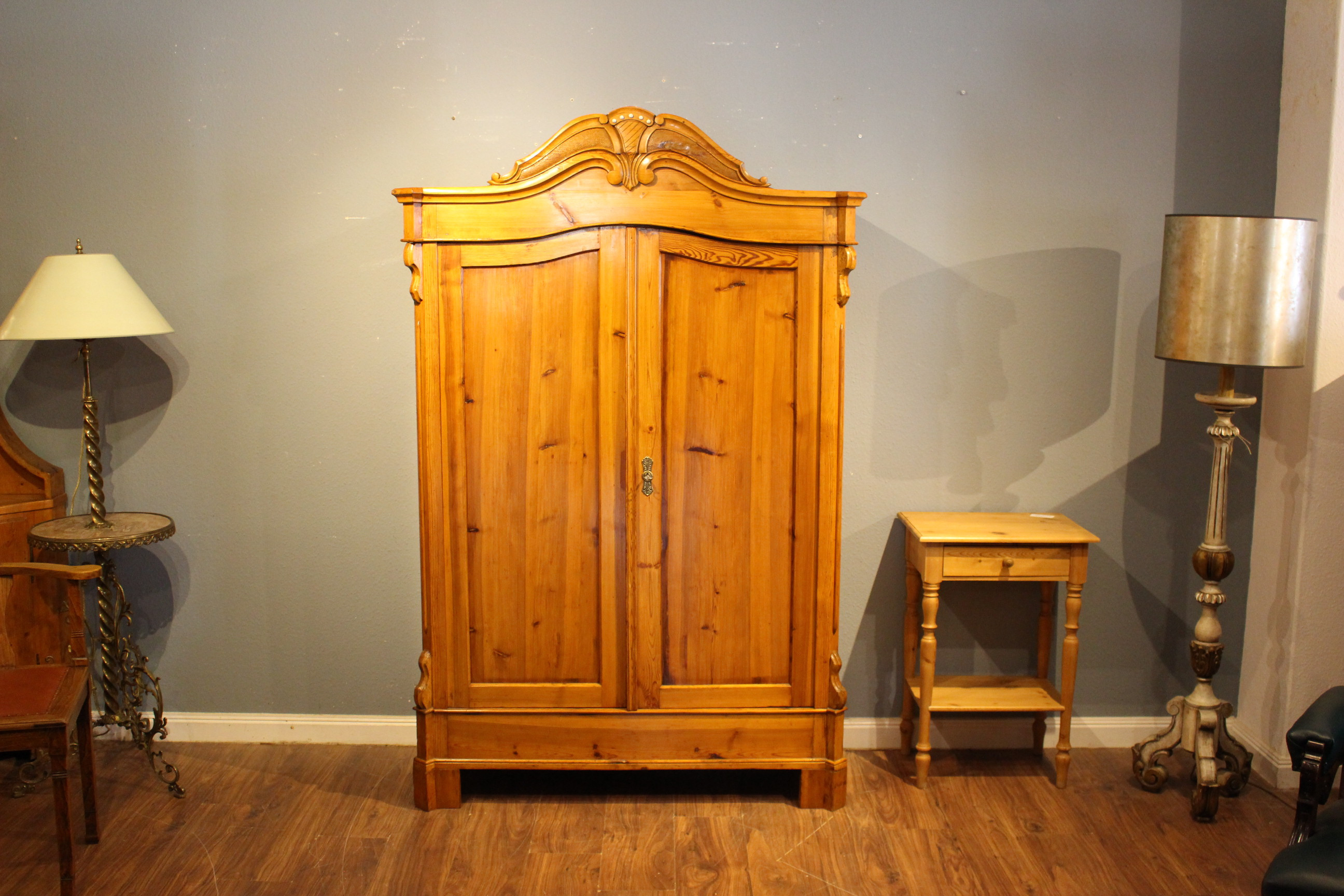 antiker Wäscheschrank,  zweitürig mit geschitzem Rundbogen Louis Philippe-Stil (Art.-Nr. 04253)